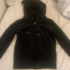 Svart juicy kofta storlek xs - Nästan aldrig använt bara några fåtal gånger, köpt för ungefär 5 månader sedan. Köpta för 1199kr