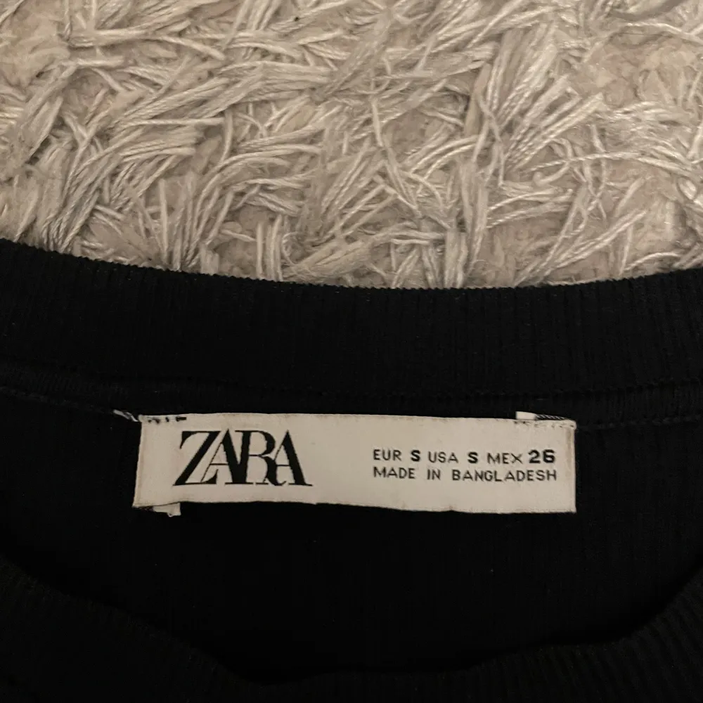 Hej, säljer denna jätte fina långärmade tröja från Zara i storlek S, säljer pga att den ej kommer till användning och har inte använt den så mycket då den är i fint skick. Bara att höra av sig vid funderingar!. Tröjor & Koftor.