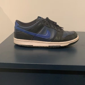 Nike dunks low - Originalpris: 1100 kr. Skick 7/10, går såklart fortarande att andvända! Storlek 40!