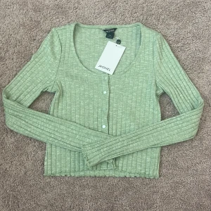 Långärmad tröja - En jättefin aldrig använd tröja, har fof lappen kvar. Säljer pga för liten för mig!💞