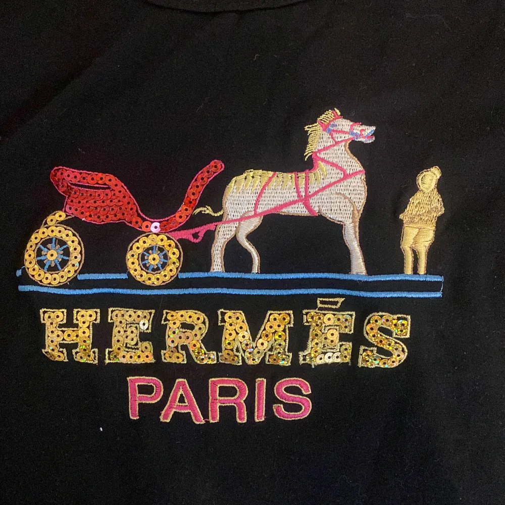 Säljer nu, tyvärr, min älskade Hermes tröja pga använder inte så ofta som jag skulle vilja. Så den söker nu ett nytt hem!☺️ Står att det är en L, men skulle mer säga att det är en M. 🌸 Vid snabb och smidig affär går pris att diskuteras ❣️. T-shirts.