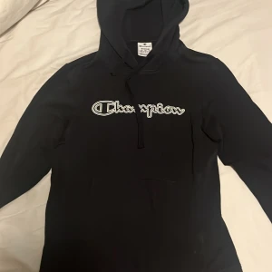 Champion Svart hoodie  - Inga skador på plagget, storlek m men skulle säga att den passar s mer