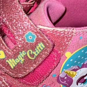 Blinkande skor - Unicorn skor som blinkar när man går/springer. Alla lampor funkar, skorna glittrar 🥰