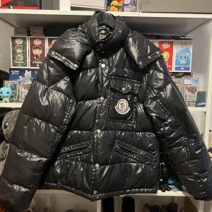 Moncler jacka - Storlek 4, bra skick utan skador.