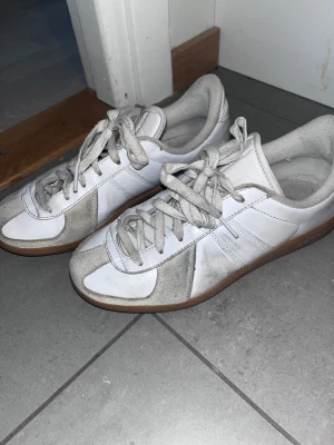 Adidas Army Trainers - Adidas Army Trainers Använda men hela, storlek 38. Kan mötas upp i centrala Sthlm eller posta men du betalar frakt. 