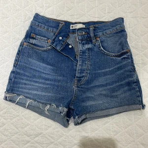 Jeansshorts - Gina Tricot - Jeansshorts i jättefint skick från Gina tricot🫶🏻