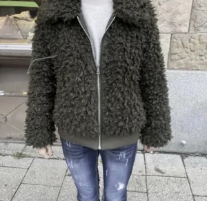 Jacka - Super snygg! Perfekt för höst och vinter! Passform som bild 1 men annan färg( en typ rosa färg ), kom privat för egna bilder🍁