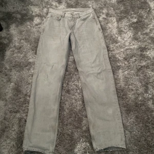 Gråa jeans  - Säljer mina gråa jeans från Gina tricot som är low waist och straight, använda ca 2 gånger,  Ny pris 500 säljer mina för 150 (vid snabb affär säljer jag dem för 100)