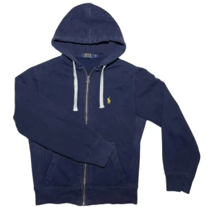 Ralph lauren, Fullzip - ✨Mörkblå Fullzip från Ralph lauren med en perfekt fungerade dragkedja. Alla etiketter finns såklart✨  Sthlmtrend.se