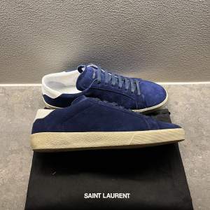 Säljer mina blå Saint Laurent skor i storlek 42, passar 43. De är i väldigt fint skick. Dustbag medföljer. Nypris: 7000kr, mitt pris 2399
