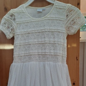 Klänning  - Säljer denna jättegulliga kläningen! Den har ett tyg under som är väldigt skönt (85%Polyester, 15%Elastan). Bra skick förutom att den har ett litet hål på slutet av ena ärmen men inget man tänker på. Har oxå 2 öglor för att sätta 🎗.Skriv för fler bilder!🩷