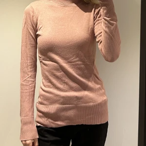 Polotröja - Ganska lång, som syns på bilden. Tight polokrage. Använd enstaka gånger. 