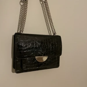 Väska  - Säljer min svarta lack väska från zara, fint skick 