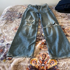 Breda slitna jeans  - Luftiga slitna jeans från Zara. Fint skick och endast använd ett fåtal gånger. Säljes på grund av att de är för långa för mig 