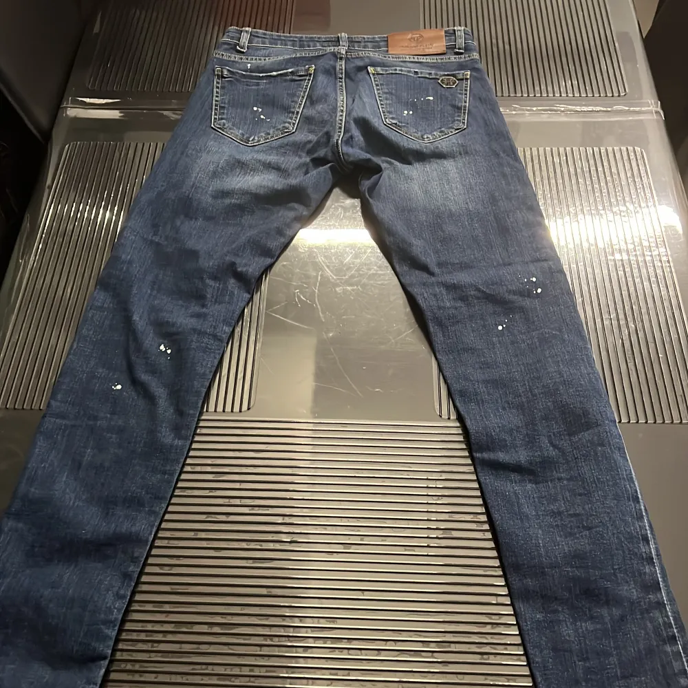 Straight phillip plein jeans, inga skador. Fler bilder kan skickas om man är intresserad. Midja:31/32 längd:32. Jeans & Byxor.