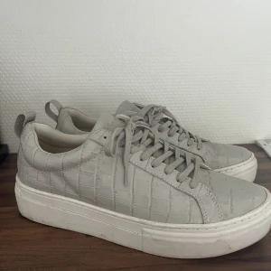 Vagabond skor 39 - Säljer dessa fina skor från Vagabond då de inte kommer till användning. Använda knappt 10 gånger.   Nypris ligger runt 400/500 tror inte de finns att köpa längre. Köparen står för frakten!! Pris kan diskuteras 