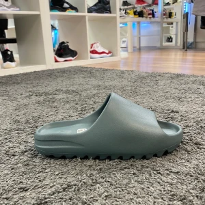 Yeezy slides slate marine - Hej, lägger budgivning från retail priset, snabb resell för någon som har tid, reser bort så kan själv inte, hör av dig om du har ett bin pris! Storlek 44,5 men dem sitter som 42,5-43 Nya i box med kvitto från confirmed!