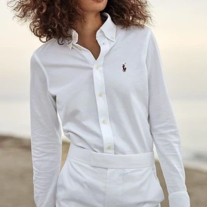 Ralph lauren oxfordskjorta i nyskick! - Exklusiv vit skjorta från Ralph lauren, knappt använd så i mycket fint skick! Storlek s dam. Superfin kvalitet och passform.