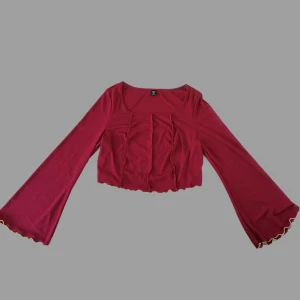 Fin röd topp med små gula detaljer - Väldigt snygg tröja köpt för någon månad sedan i perfekt skick😍 perfekt nu till hösten