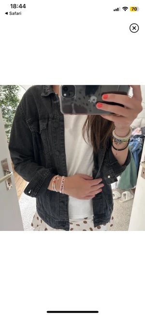  Jeansjacka - Säljer denna superfina svarta jeansjacka som går att ha trekvärtsärmad och vanligt💘💘💕så fin och passar till allt! Perfekt till hösten