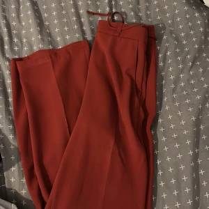 Kostymbyxor  - Super sköna kostymbyxor från H&M. Färgen blir lite missvisande på kamera, men byxorna är vinröda, lite mörkare än vad som syns på kamera. Jag är 156 cm lång och dessa byxor är lite långa på mig. Men annars super fina och sitter som en smäck😇