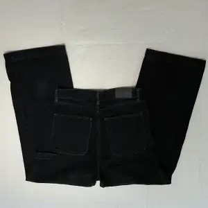 Jättesnygga svarta jeans från Monki!  Lite cargovibbar. Rak modell.  Slutar vid anklarna på mig som är 175. Passar S. 3 FÖR 2 på min sida!!