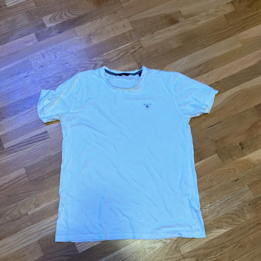Vit Gant T-Shirt storlek 158/164cm. Bra skick, knappt använd. Anledning till försäljning: för liten . T-shirts.