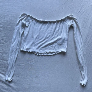 Vit topp - Trendig vit top från BikBok i storlek xs, den är i bra skick.