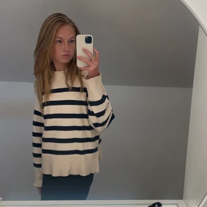 Zara stickad - Jätte snygggg stickad från zara. Nypris 499 säljer för 300 då den är är knappt använd strl S