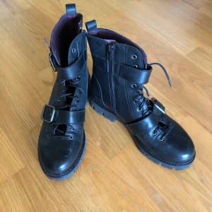 Läderskor med spännen i äkta läder - Häftiga läderskor i äkta läder med spännen, väldigt fint skick. Knappt använda. 