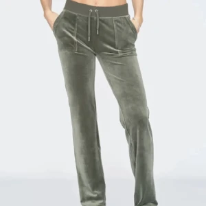 Gröna Juicy Couture byxor - Säljer mina jättesköna juicy byxor⭐️ eftersom att de tyvärr inte kommer till användning längre. Silver grejerna på snörena hal lossnat men funkar fortfarande. Jag köpte dem här byxorna här på Plick för 800kr och säljer mina för 650 då jag knappt använt de🩷