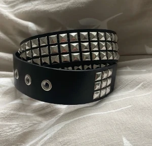 Bälte med nitar  - 101cm lång, nyskick