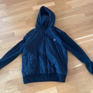 J.Lindeberg Cardigan - Tja säljer nu min relativt nya Lindberg Cardigan pågrund av att jag direkt ångrade mig. Köpte den för nypris 3500 men säljer den för 2200. Skick 9,5/10 endast använd 3-4 gånger. Storlek M men sitter väldigt bra på mig som har S.