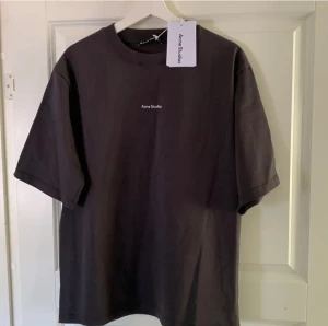 Acne T-shirt - Säljer min Acne T-shirt. Tröjan är i ett väldigt gott skick.