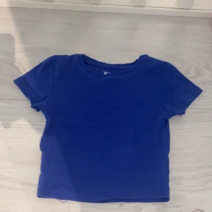 T-shirt - Säljer denna mörkblåa r-shirt i storlek XXS, använd gå gpnher, ganska kort i modellen (GRATIS FRKAT!) 