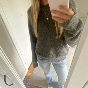 Samsøe samsøe tröja - Så snygg stickad tröja från Samsøe Samsøe!! Nopprig men tycker själv inte att det gör något💗 Köpt för ca 1500kr