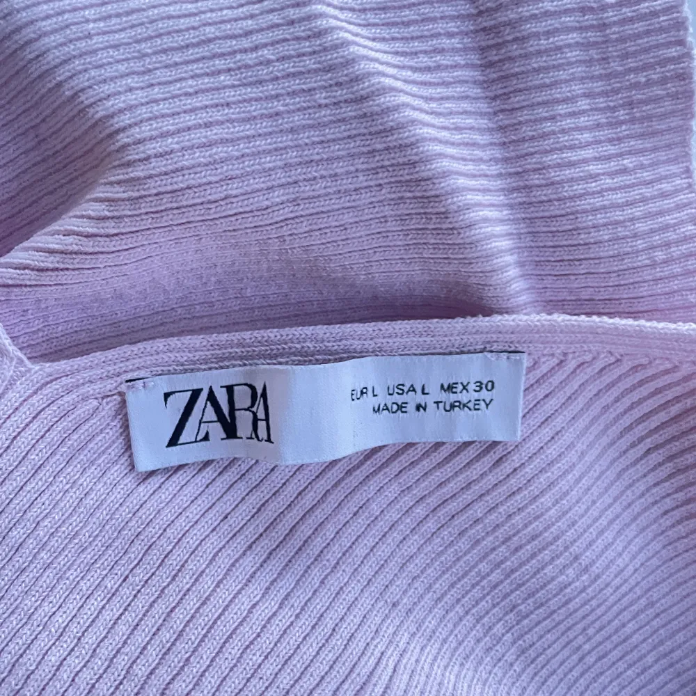 Säljer snyggt linne från Zara, använd två gånger endast tidigare! SOM NY. Köparen står för frakten och priset kan såklart diskuteras⭐️⭐️. Tröjor & Koftor.
