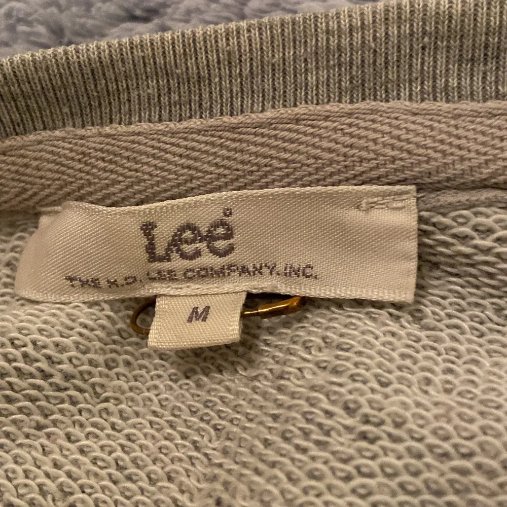 En Lee tröja som är grå och har guld text på sig! I ett bra skick . Tröjor & Koftor.