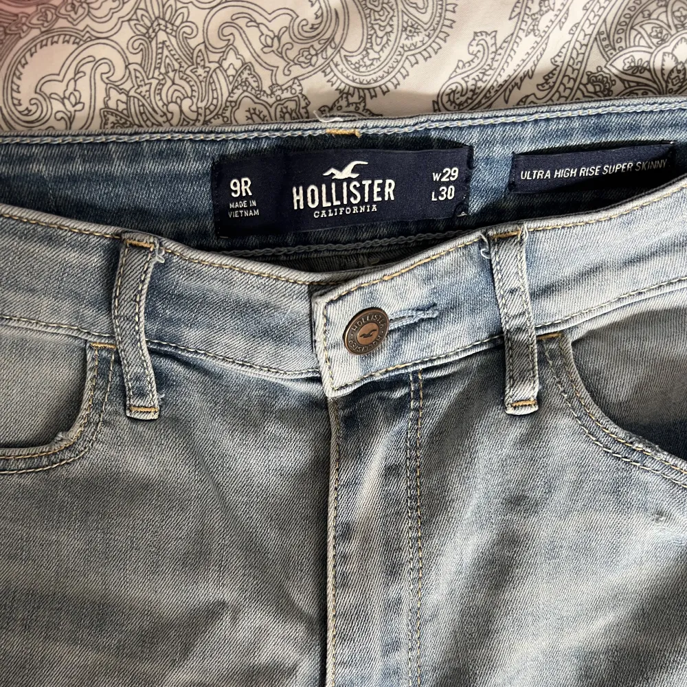 Dessa Hollister jeans har jag själv köpt härifrån Plick men de satt inte som jag tänkt. Är i jättefint skick!. Jeans & Byxor.