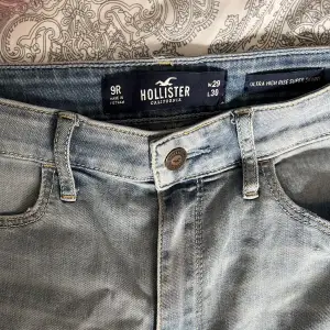 Dessa Hollister jeans har jag själv köpt härifrån Plick men de satt inte som jag tänkt. Är i jättefint skick!