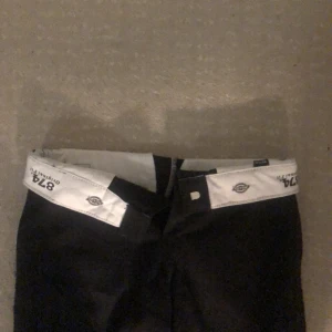 Dickies 874 - endast använda ett fåtal gånger. Går att ha uppknäppta och vanligt. Herr storlek w27/l30. Pris kan diskuteras 