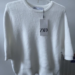 Stickad kortärmad  - FINNS KVAR KONTANTA MIG!Säljer denna super söta stickade tröja från zara, helt ny med lappen kvar. Är i materialet soft touch, är M men sitter som S. hör gärna av dig vid intresse eller frågor!💘💘obs: tar swish då mitt bank id inte fungerar vid tillfället!