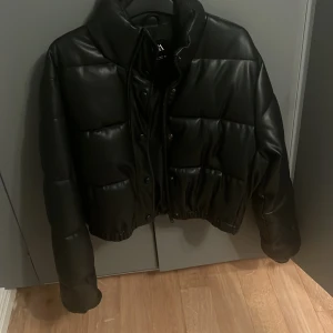 zara jacka - Populär jacka från zara, helt oanvänd pga att jag har 2 likadana. 