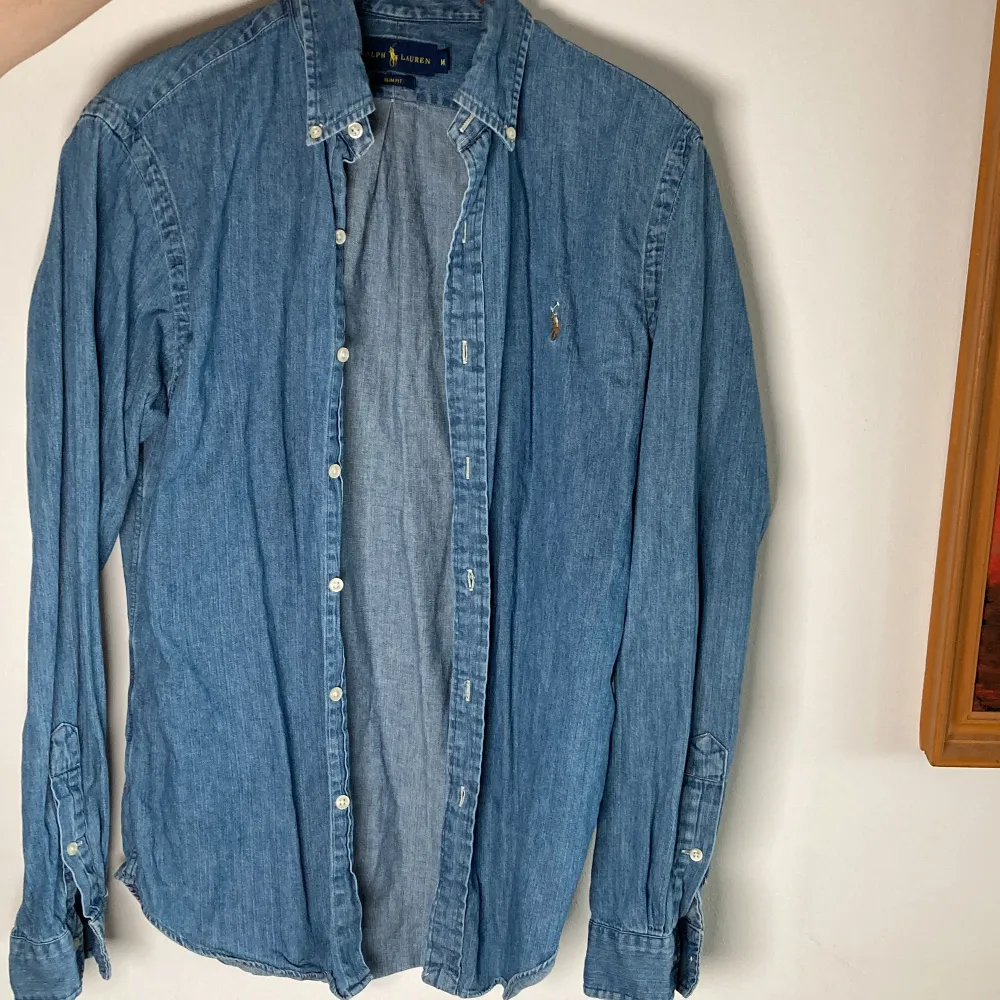 Slimfit Ralph Lauren skjorta av jeans i bra skicka, Medium. Skjortor.