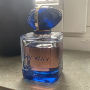 My way eau de parfum  - Säljer denna då den inte passade på mig. Luktar som smultron enligt mig och är en väldigt god doft fått många komplimanger oavsett. Använd några gånger kanske är 85% kvar. 50ml  Nypris 1350