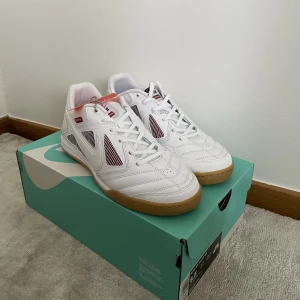 Nike x Supreme ”Gato” - Cond: 10/10 Last sale på stock x: 1999kr