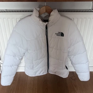 The north face jacka  - Puffer jacka perfekt i vinter och med inbyggd luva i en dragkedja 💕använd en vinter men i bra skick, finns dock en defekt på loggan på baksidan tyvärr, men inget som påverkar användningen! Nypris ca 2500 kr pris kan diskuteras vid snabb affär 