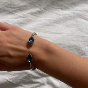 Säljer detta fina armband från Caroline Svedbom! Hur fint till hösten till en blus?! Box ingår. Nypris 699kr. Mitt pris 299kr