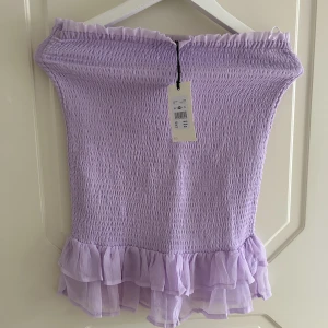 Kjol - Kjol med resor. Aldrig använd. 