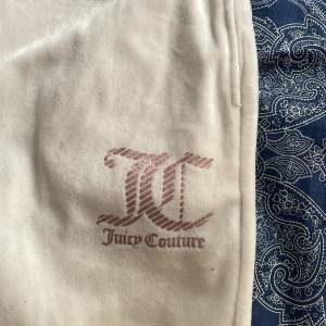 Säljer mina juicy couture byxor i färgen vanilla då de inye passar längre💕💕skriv för fler bilder💕